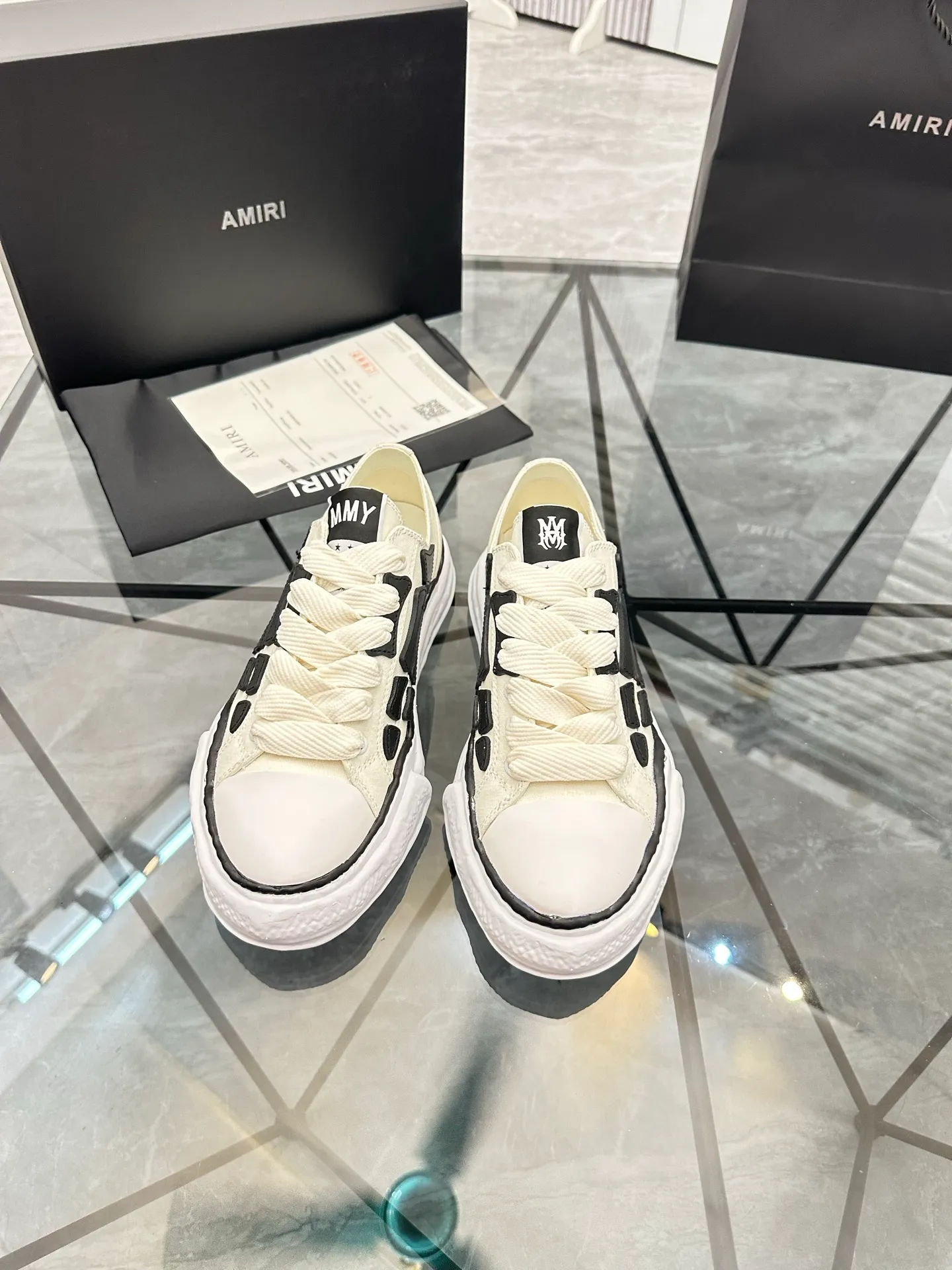 Men's shoes: 💰P520¥ High-end quality Product trademark: AMIRI* "Emil*" low-top casual shoes Regular size: 39-45 (can be customized to 46) Product materials: Upper imported original fabric spliced ​​cowhide, breathable lining, original outsole. Number: 525